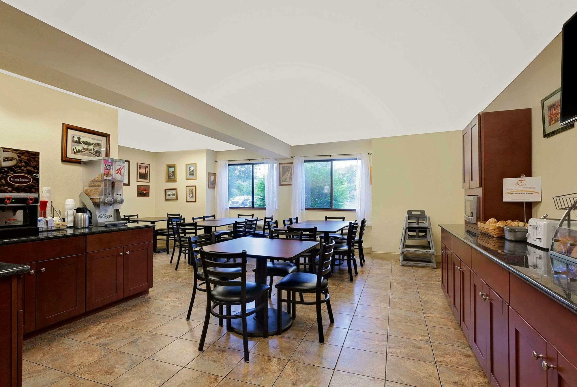 Hotel Super 8 By Wyndham Ithaca Esterno foto